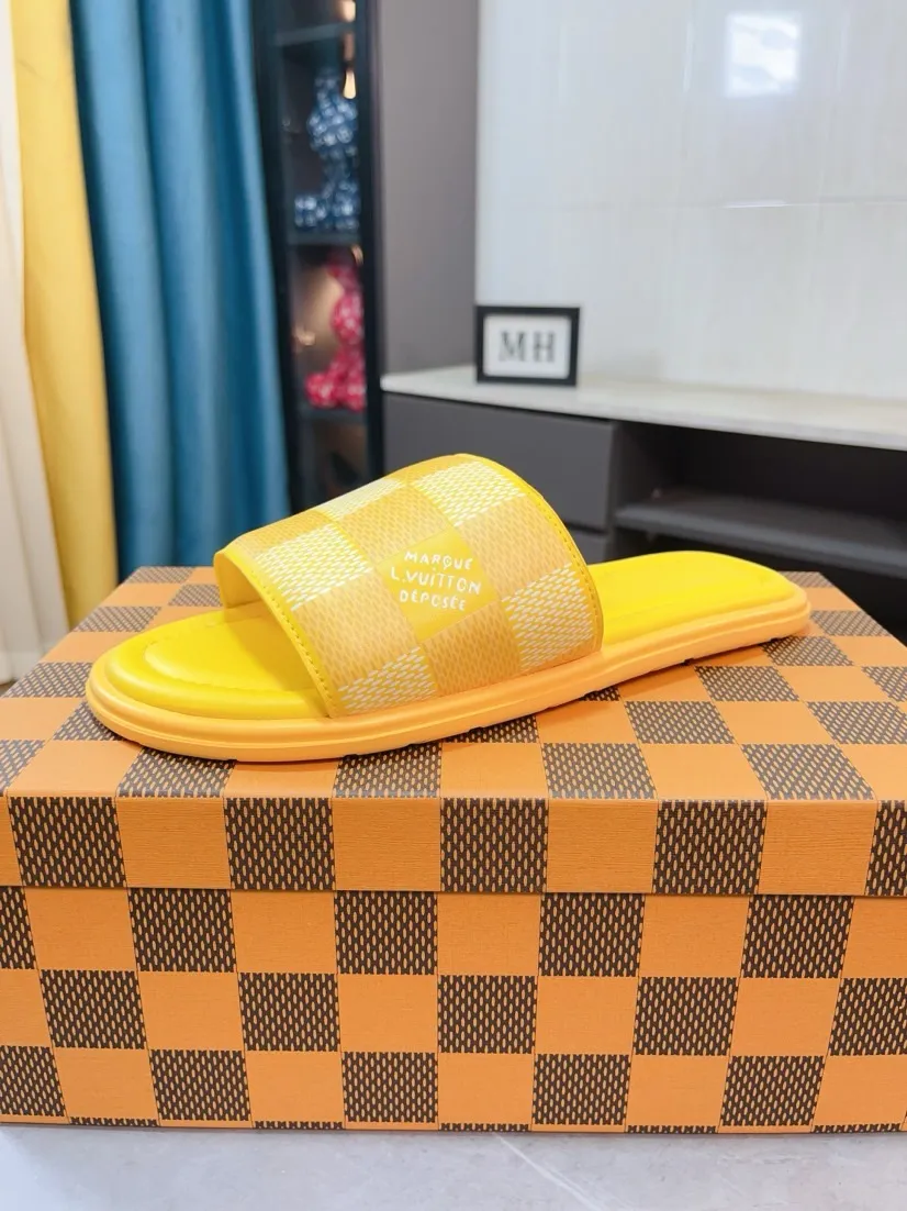 Men's shoes 💰340🌹🌹 (lv-Louis Vuitton) New men's slippers, high-end boutique, exquisite embossed logo decoration on the upper, fine workmanship, super soft soles, casual, loose and comfortable, a must-have in summer! \nsize：38-44